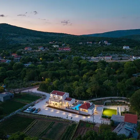 Domus Alba A Tranquil Family Hideaway With Private Pool فيلة